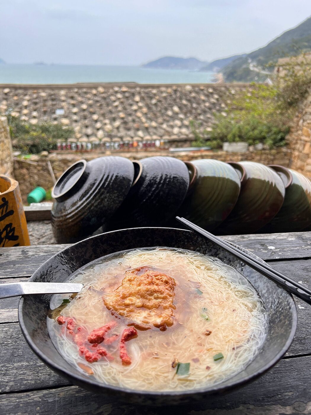 來北竿芹壁，就是鍾愛這一味！酒勁上頭的老酒麵線佐一碗甜滋滋的地瓜餃甜湯｜馬祖北竿芹壁鏡沃小吃部 @。CJ夫人。