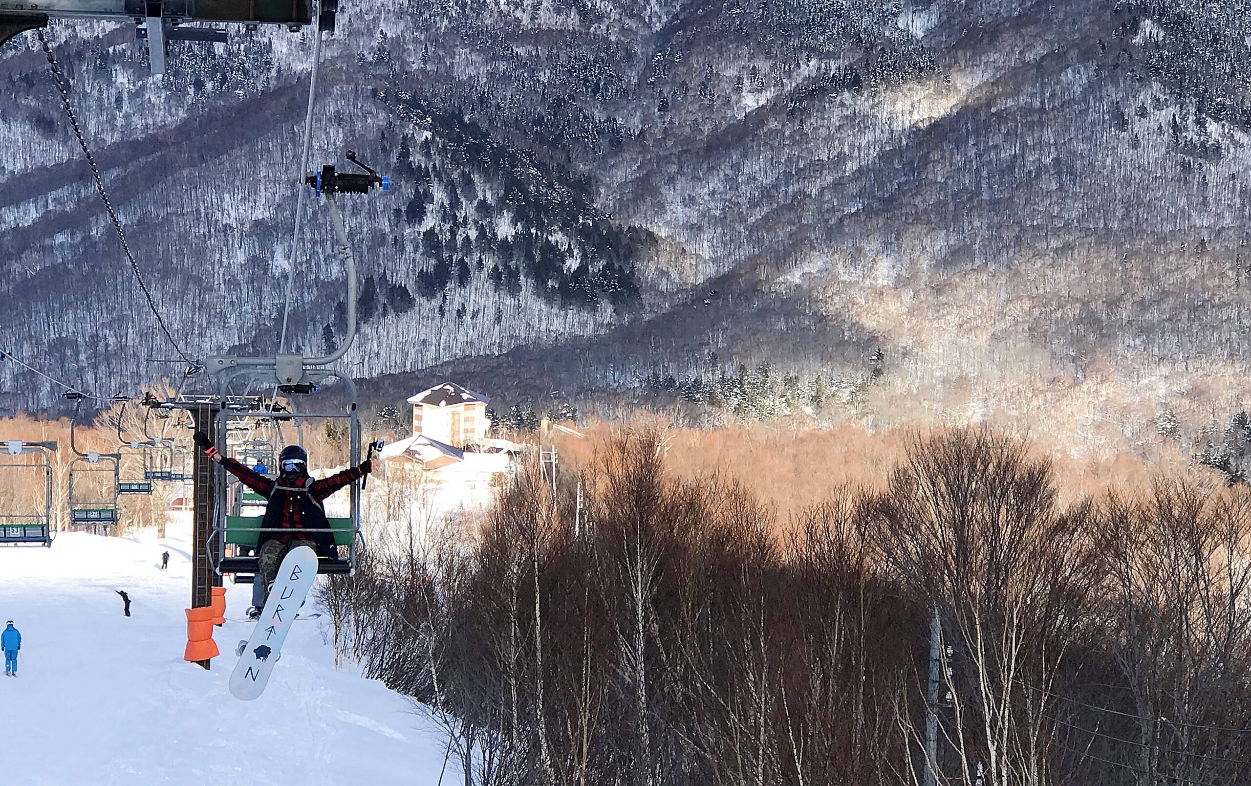 日本自助滑雪新手懶人包 女生踏上Snowboard滑雪旅行的心情紀錄 第一天學習穿雪鞋、上纜車、落葉飄 @。CJ夫人。