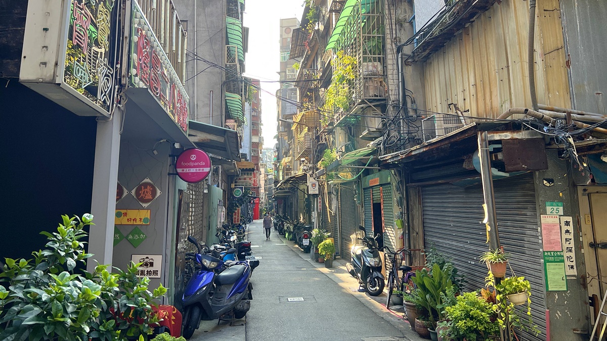 Day trip in Taipei city: A Guide to Explore Wanhua and Bangka Old Street with a Charm Romance Dating @。CJ夫人。