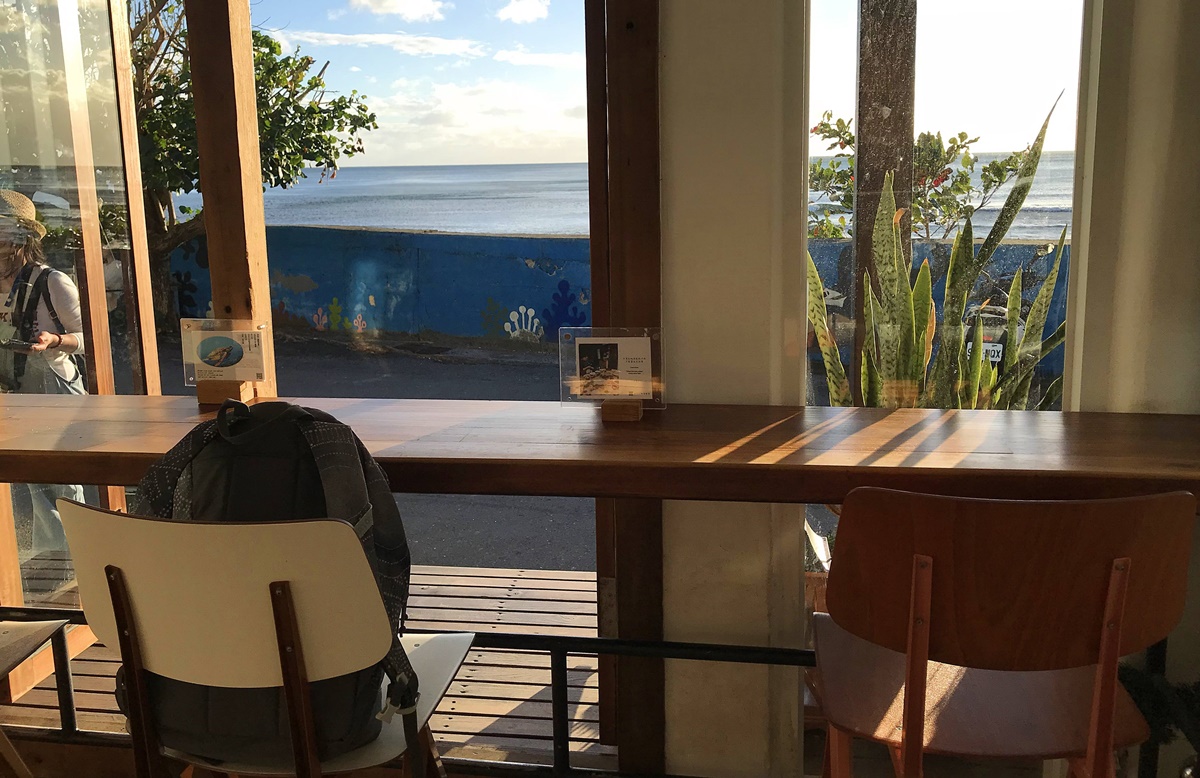 一個值得你專程南下恆春，伴隨浪潮與夕陽，吹吹海風喝杯海龜咖啡的好地方｜屏東恆春萬里桐海景咖啡 海龜咖啡 Sea Turtle Cafe @。CJ夫人。