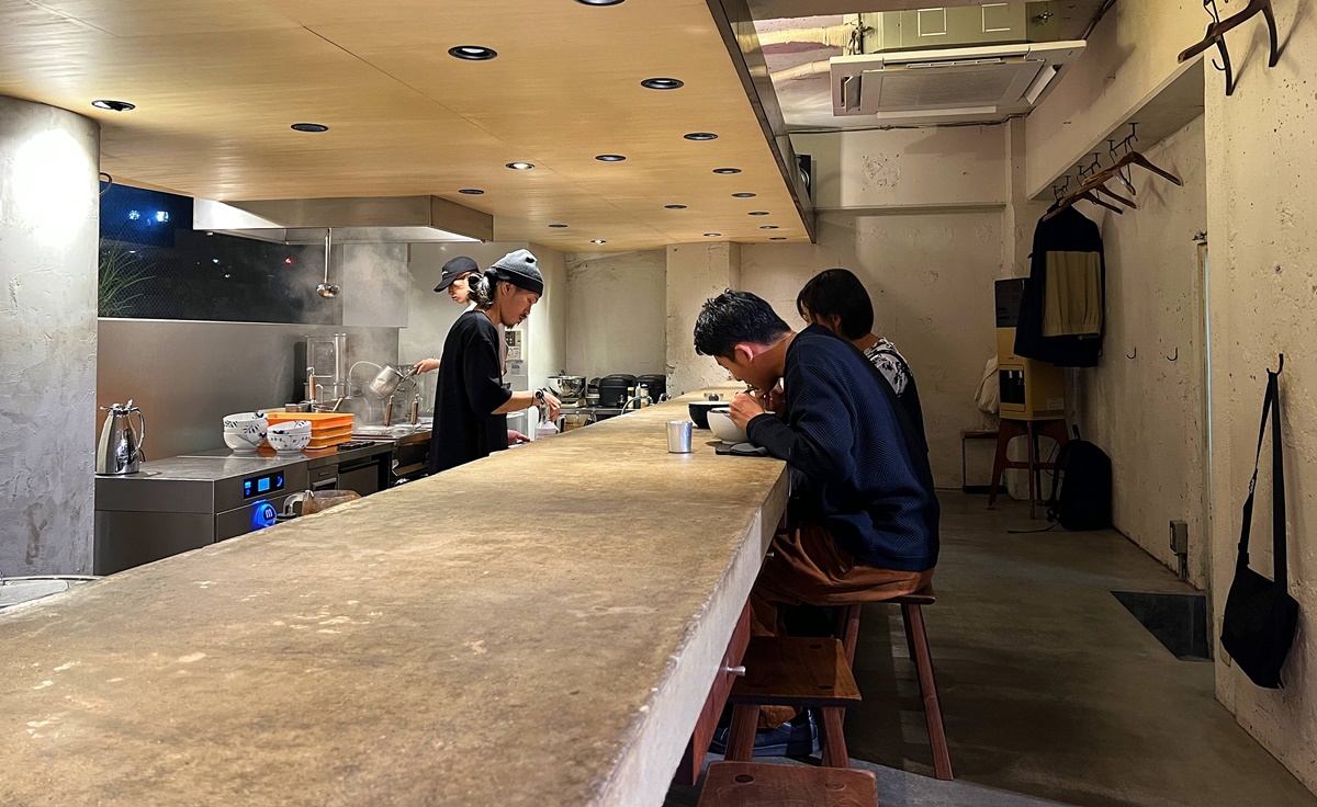 沒有招牌也沒有名字，隱藏地下半層的日式拉麵店｜日本京都三條商圈與高瀨川旁無名拉麵 Unnamed Ramen Restaurant @。CJ夫人。