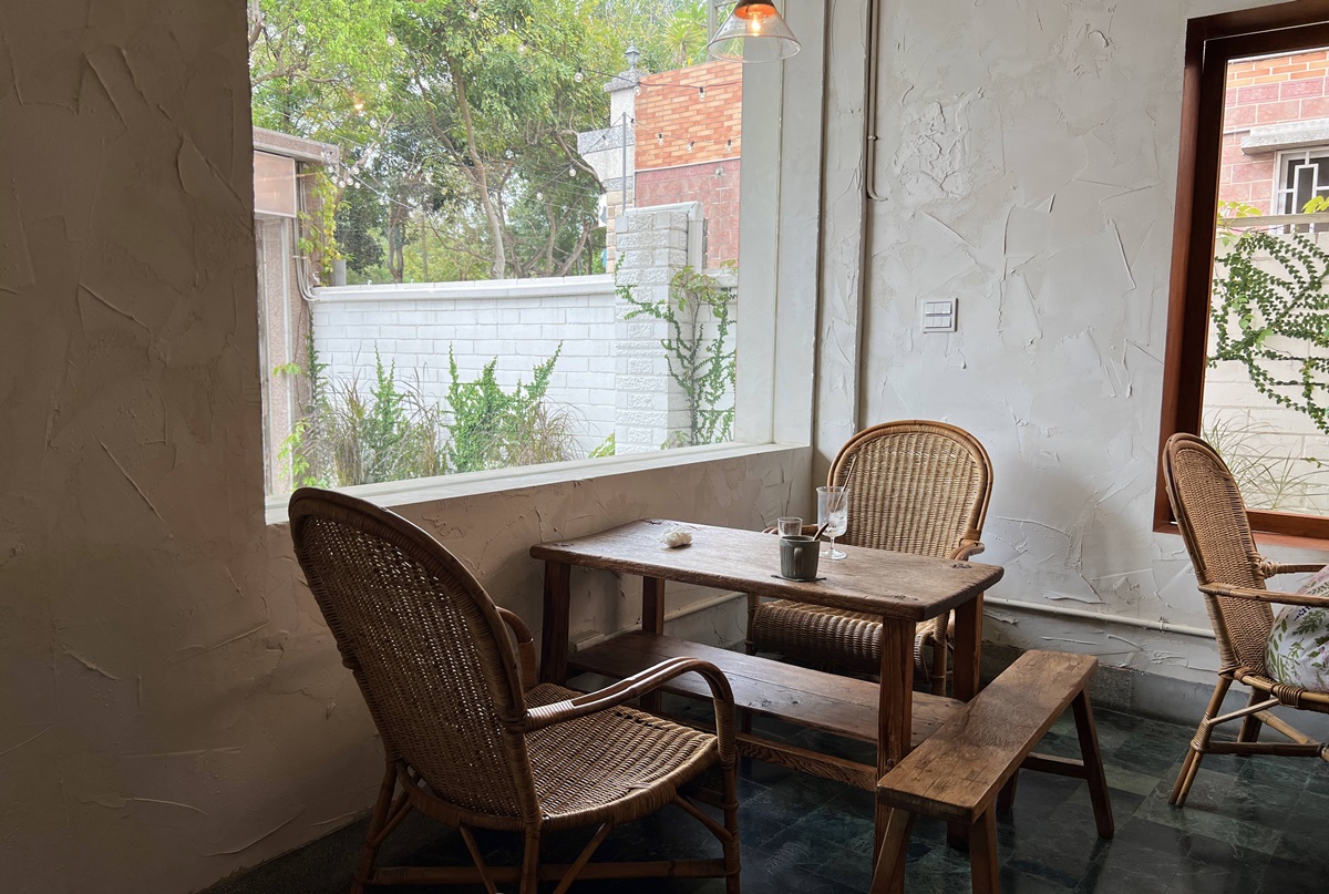 嚮往靜謐有溫度的生活！勾勒嘉義老宅咖啡廳的老派與唯美，荏苒咖啡，找個窗台席坐下嚐嚐甜點、聊聊咖啡。 @。CJ夫人。