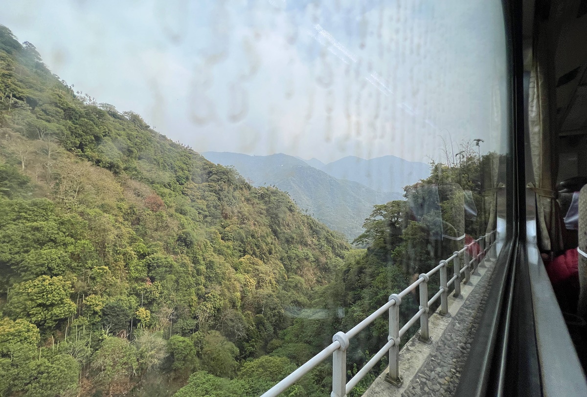 我買了一張阿里山小火車票。紀錄那天阿里山森林鐵道獻給世界的老派浪漫！台灣嘉義阿里山林業鐵路蒸汽火車一日旅行 @。CJ夫人。