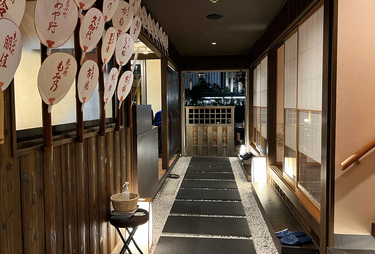 夏日的一期一會！展現京都獨特風情、傳統日本料理與夏夜河風的最佳地點！京都先斗町通的鴨川納涼床Noryo-yuka與先斗町Takara納涼床席位晚餐方案推薦 @。CJ夫人。