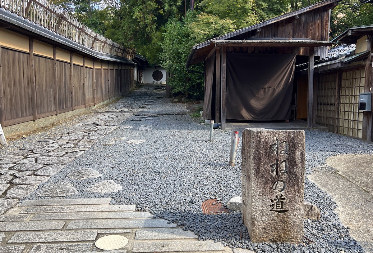 在日常生活中實踐禪宗文化：京都圓德院的坐禪冥想、抄寫佛經與枯山水花園的意境體驗 @。CJ夫人。