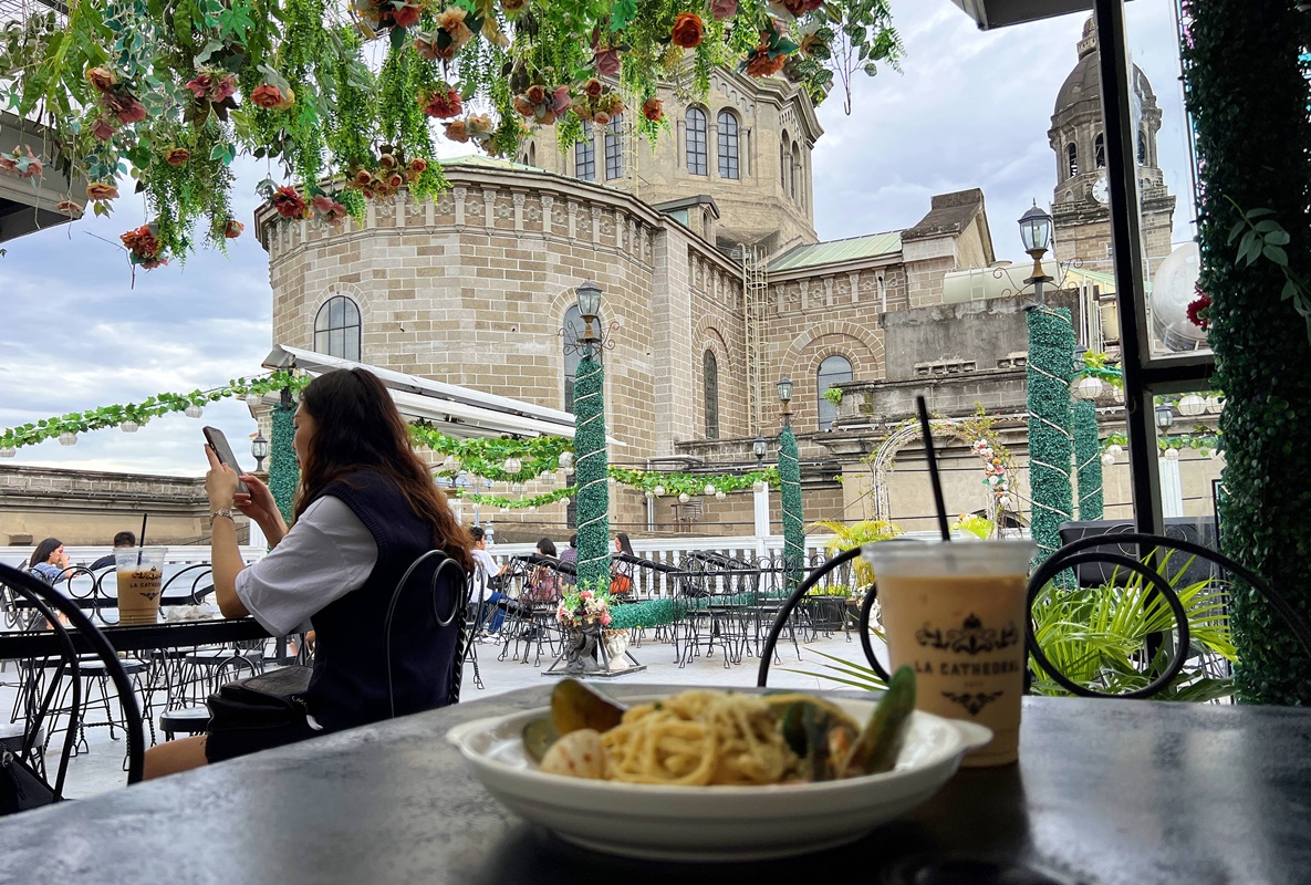 馬尼拉大教堂旁的西班牙殖民風格屋頂露台，宛如置身歐洲浪漫小鎮的咖啡廳｜菲律賓馬尼拉王城區Intramuros午餐咖啡館 La Cathedral Cafe @。CJ夫人。
