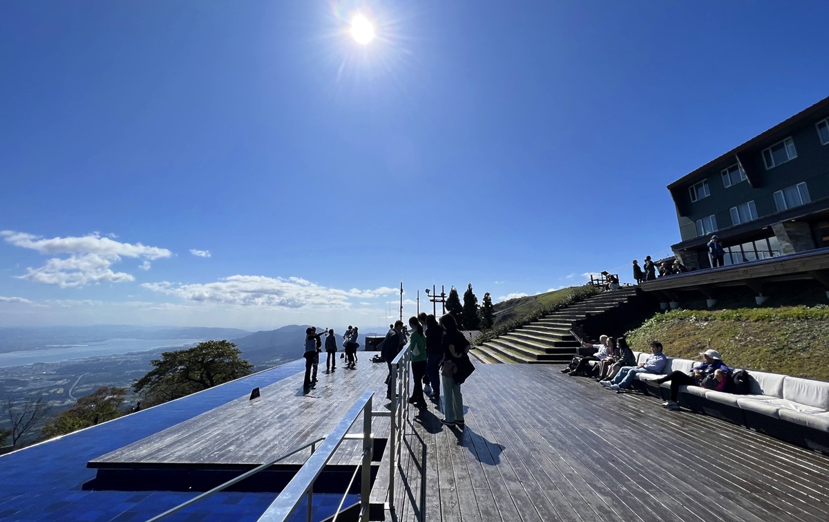 俯瞰琵琶湖的最佳位置！京都近郊一日遊的夏日空中樂園｜滋賀縣The Biwako Terrace 琵琶湖空中露台、無邊際沙發露台與制高點全景看台 @。CJ夫人。
