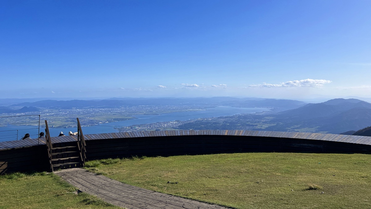 俯瞰琵琶湖的最佳位置！京都近郊一日遊的夏日空中樂園｜滋賀縣The Biwako Terrace 琵琶湖空中露台、無邊際沙發露台與制高點全景看台 @。CJ夫人。