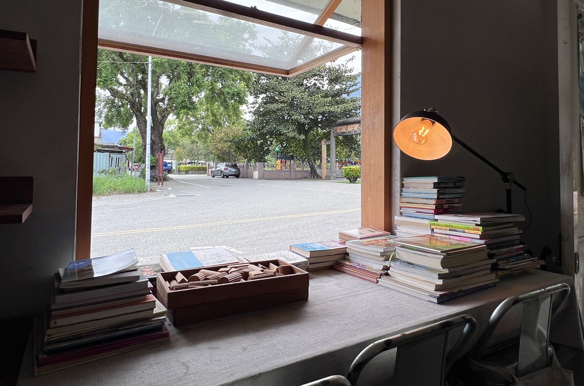 提供紙本書冊一個流通的機會，也培養自己一個閱讀的練習｜花蓮太魯閣外的人文書店 練習曲書店 @。CJ夫人。