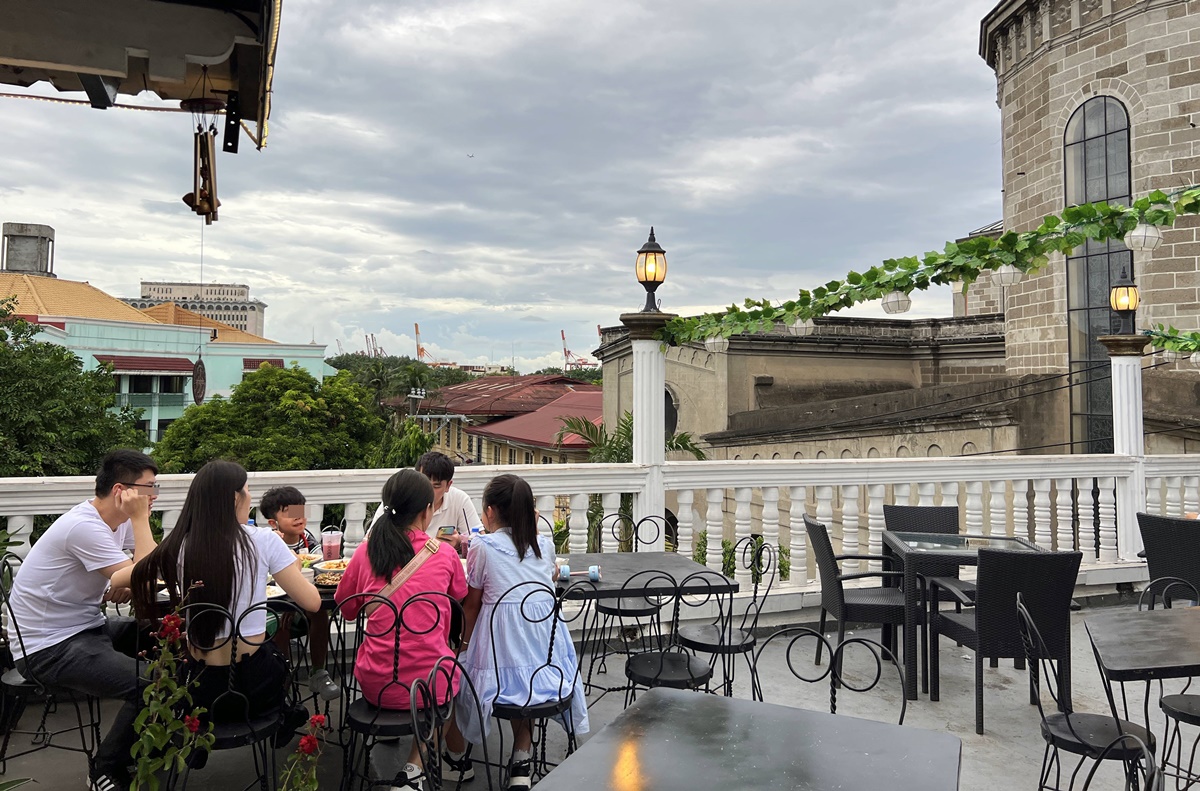 馬尼拉大教堂旁的西班牙殖民風格屋頂露台，宛如置身歐洲浪漫小鎮的咖啡廳｜菲律賓馬尼拉王城區Intramuros午餐咖啡館 La Cathedral Cafe @。CJ夫人。
