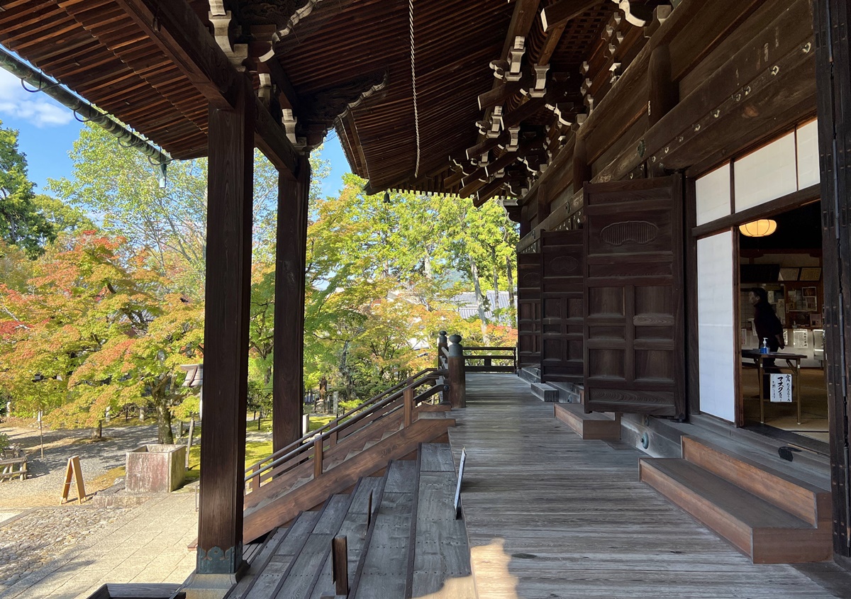 京都哲學之道旁的小山丘上，古塔與楓，草木自洽，京都真正極樂寺（真如堂）是一處靜謐修養的理想場所 @。CJ夫人。