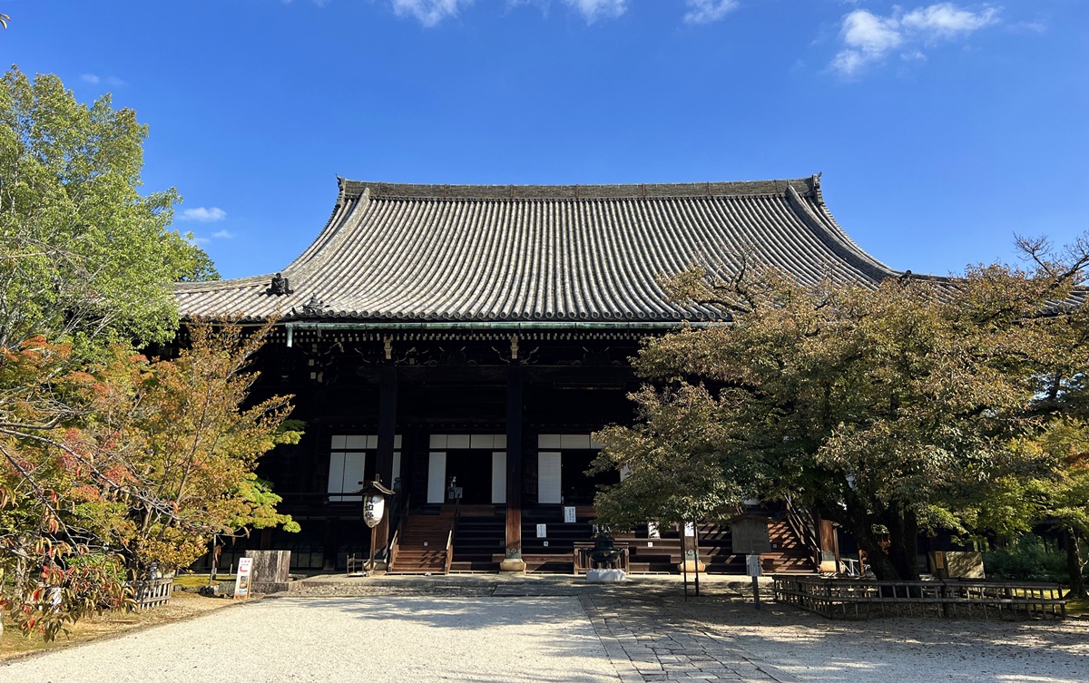 京都哲學之道旁的小山丘上，古塔與楓，草木自洽，京都真正極樂寺（真如堂）是一處靜謐修養的理想場所 @。CJ夫人。
