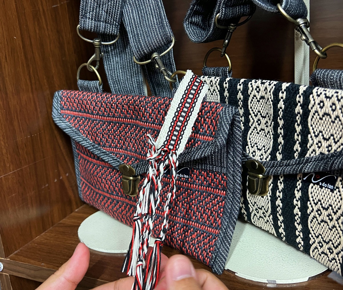 織布男的理想生活，傳承太魯閣族織布技藝的文化符號與見證一個新作品的誕生！那都蘭工作室 X 織布男將博．里漢老師 @。CJ夫人。