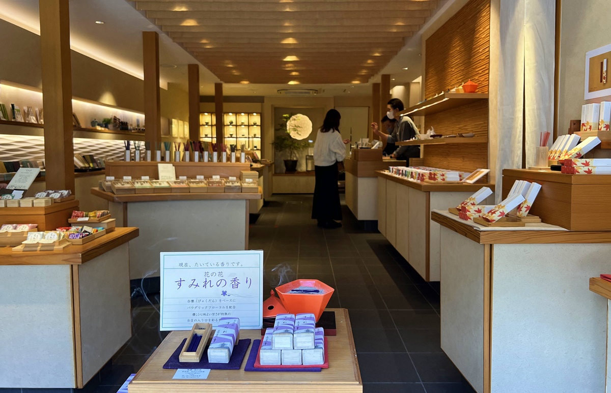 京都製造！日本京都傳統香品伴手禮挑選指南：線香、香木、香水、香包、香氛、精油與織品，就從京都二寧坂古街小巷弄找起。 @。CJ夫人。