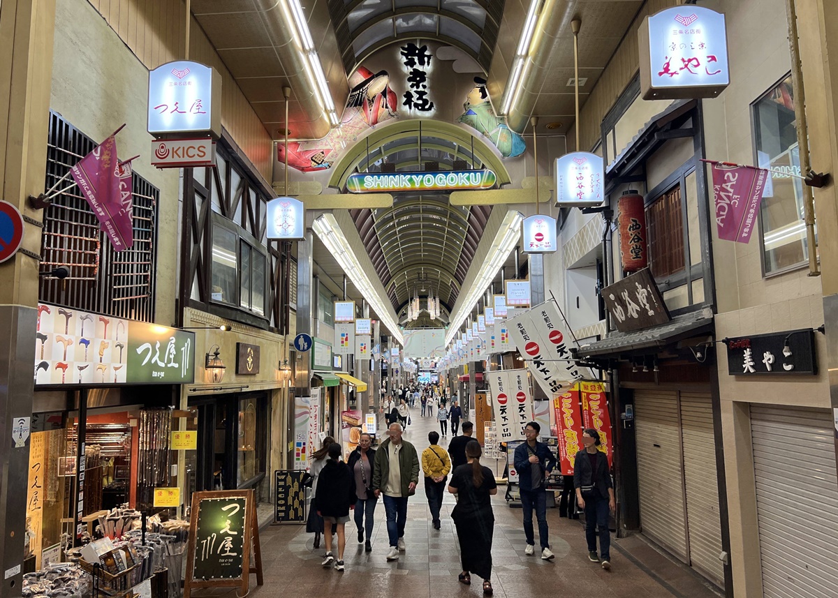 享受著漫步京都三條通的徒步旅行、購物、美食散策，直至深夜！推薦給夜宿京都也注重CP值的你｜OMO5 京都三條 by 星野集團 @。CJ夫人。