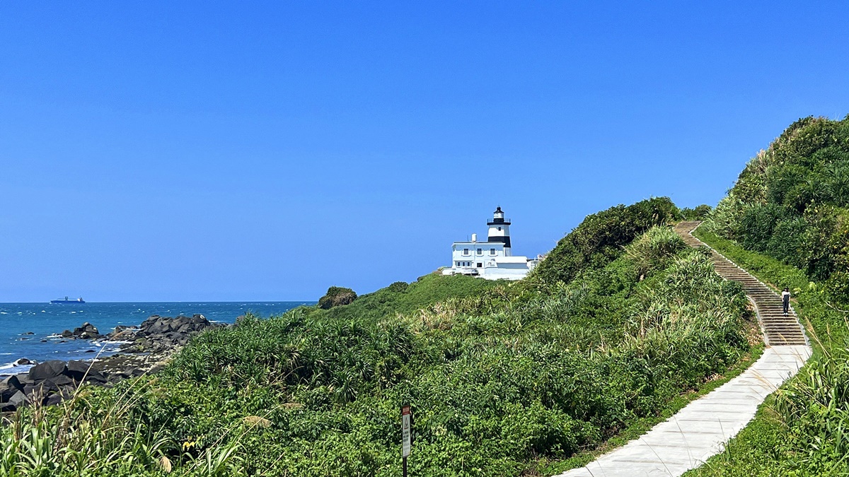 台灣極北朝聖去！長年守護北海岸海域的經典黑色條紋燈塔｜富貴角燈塔步道公園 @。CJ夫人。