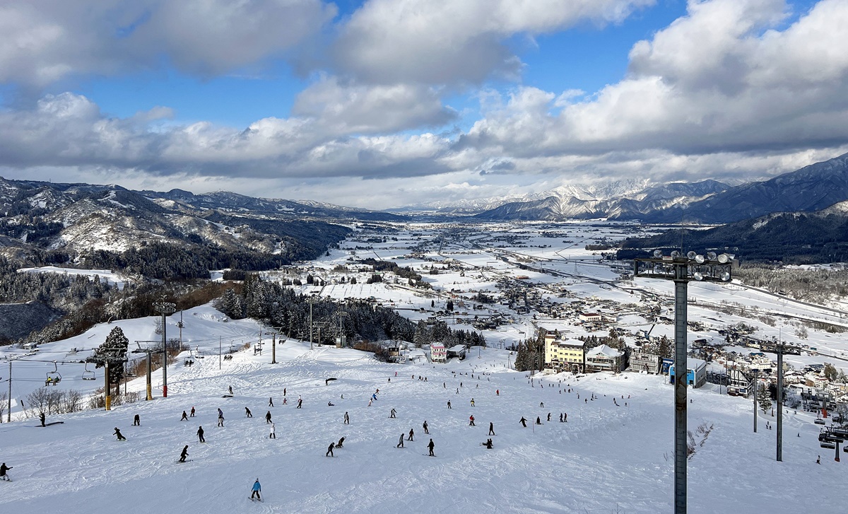 冬の日，雪見の慶典！堆雪人、搭雪舟、雪地健行及第一次滑雪的日子，一切故事，從達人帶路開始！【晴天旅遊  X CJ夫人】2025專為日本滑雪初心者設計的沉浸式冬雪旅行團，雪友招募中 @。CJ夫人。