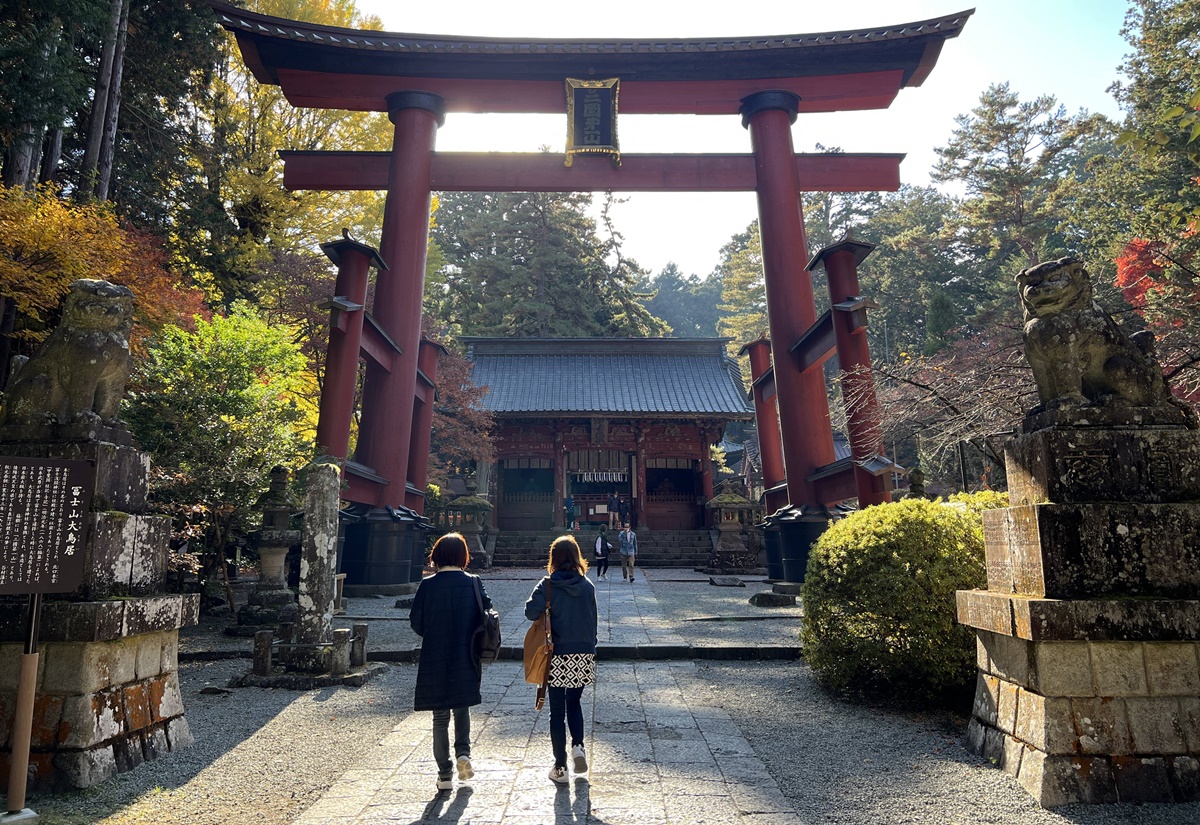 當自然與信仰連結在一起，富士山山麓下的千年森林與登山者祈福神社｜日本山梨縣富士吉田市 北口本宮富士淺間神社 @。CJ夫人。