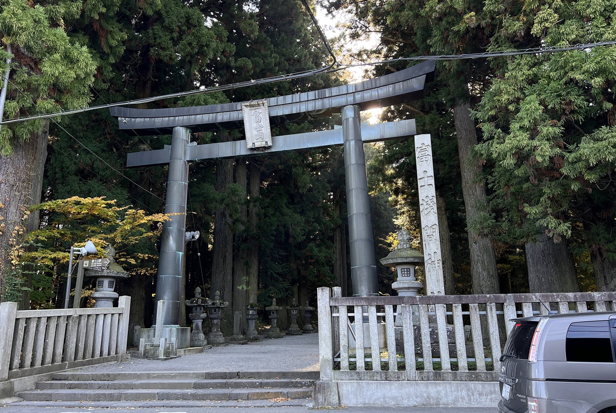 當自然與信仰連結在一起，富士山山麓下的千年森林與登山者祈福神社｜日本山梨縣富士吉田市 北口本宮富士淺間神社 @。CJ夫人。