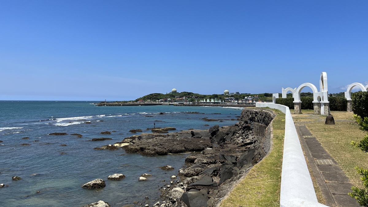 台灣極北朝聖去！長年守護北海岸海域的經典黑色條紋燈塔｜富貴角燈塔步道公園 @。CJ夫人。