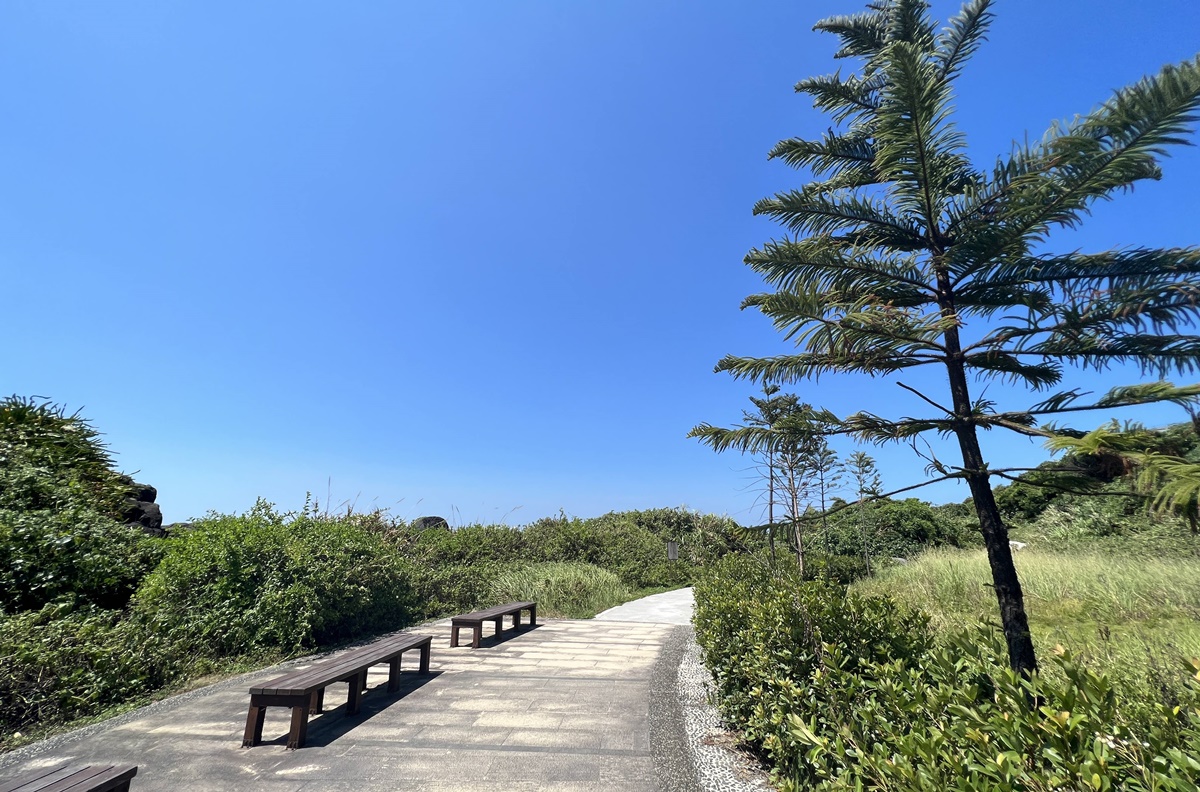 台灣極北朝聖去！長年守護北海岸海域的經典黑色條紋燈塔｜富貴角燈塔步道公園 @。CJ夫人。