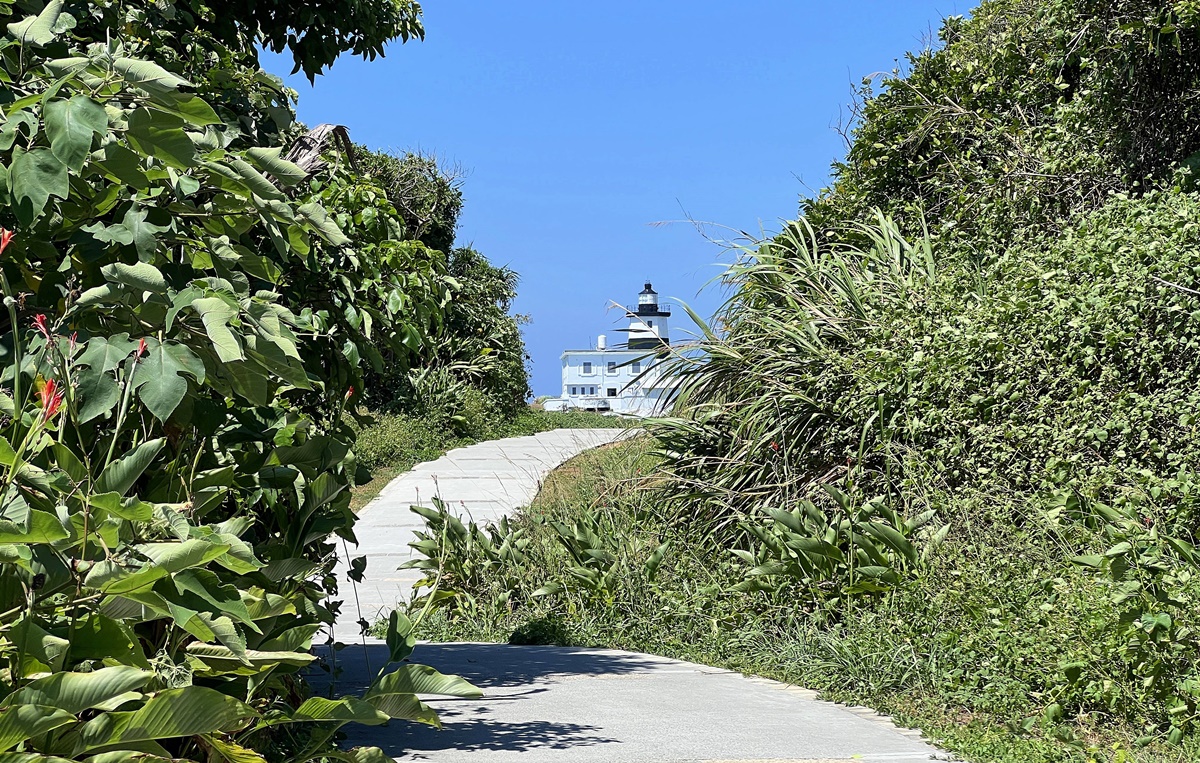 台灣極北朝聖去！長年守護北海岸海域的經典黑色條紋燈塔｜富貴角燈塔步道公園 @。CJ夫人。