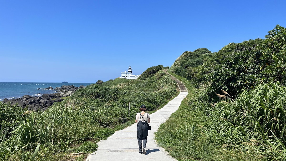 台灣極北朝聖去！長年守護北海岸海域的經典黑色條紋燈塔｜富貴角燈塔步道公園 @。CJ夫人。