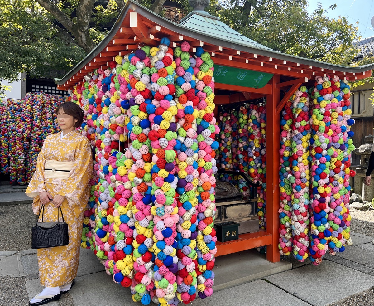 京都穿和服拍美照一定會來的神社！京都東山大黑山金剛寺 八坂庚申堂與五顏六色的くくり猿的願望猴牆 @。CJ夫人。