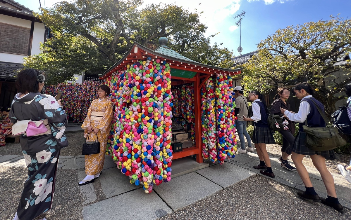 京都穿和服拍美照一定會來的神社！京都東山大黑山金剛寺 八坂庚申堂與五顏六色的くくり猿的願望猴牆 @。CJ夫人。