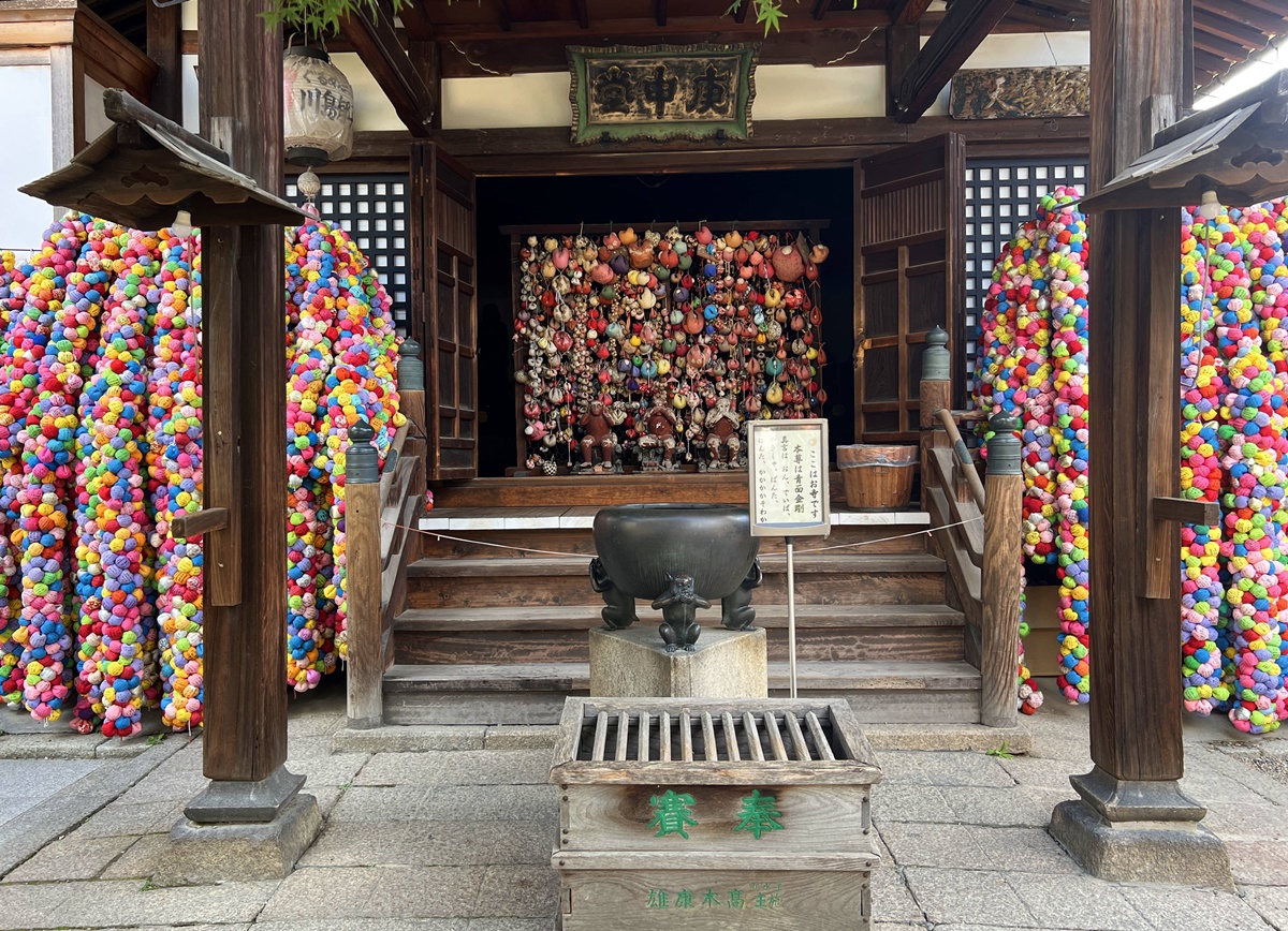 京都穿和服拍美照一定會來的神社！京都東山大黑山金剛寺 八坂庚申堂與五顏六色的くくり猿的願望猴牆 @。CJ夫人。