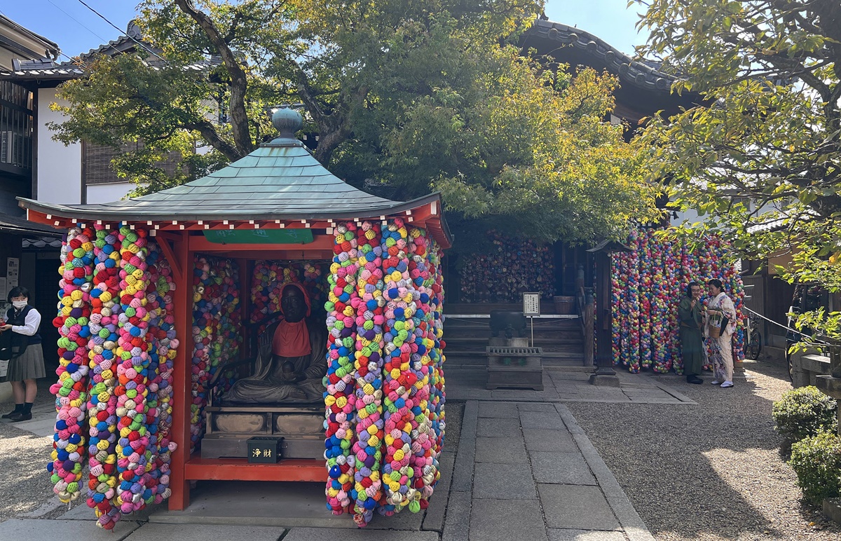 京都穿和服拍美照一定會來的神社！京都東山大黑山金剛寺 八坂庚申堂與五顏六色的くくり猿的願望猴牆 @。CJ夫人。