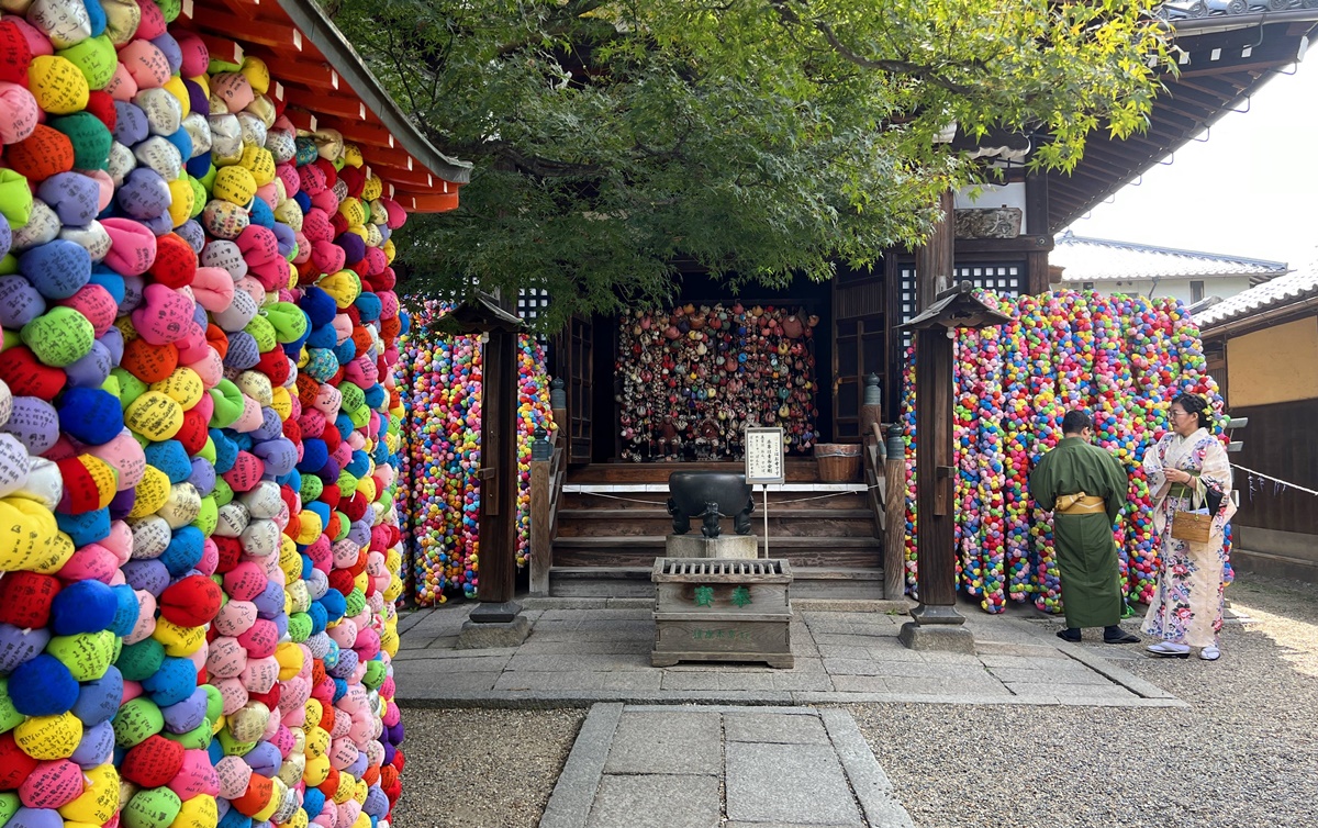 京都穿和服拍美照一定會來的神社！京都東山大黑山金剛寺 八坂庚申堂與五顏六色的くくり猿的願望猴牆 @。CJ夫人。