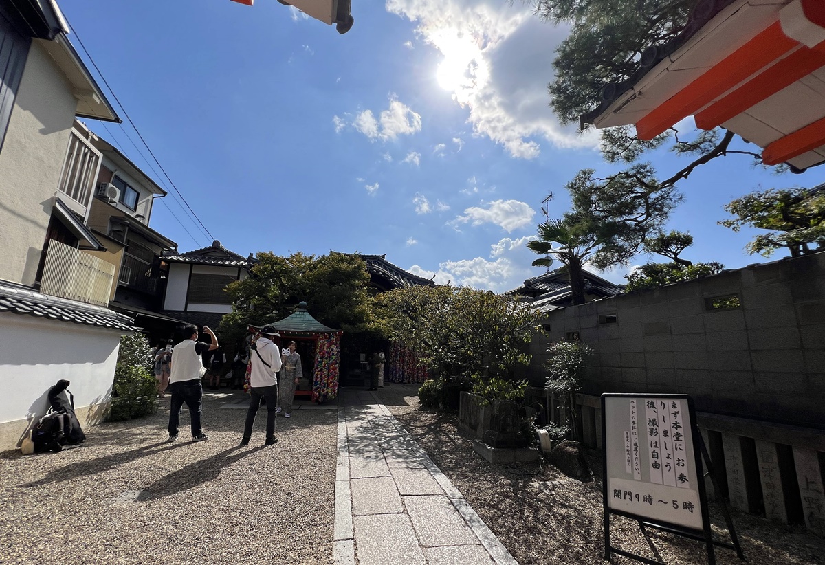 京都穿和服拍美照一定會來的神社！京都東山大黑山金剛寺 八坂庚申堂與五顏六色的くくり猿的願望猴牆 @。CJ夫人。