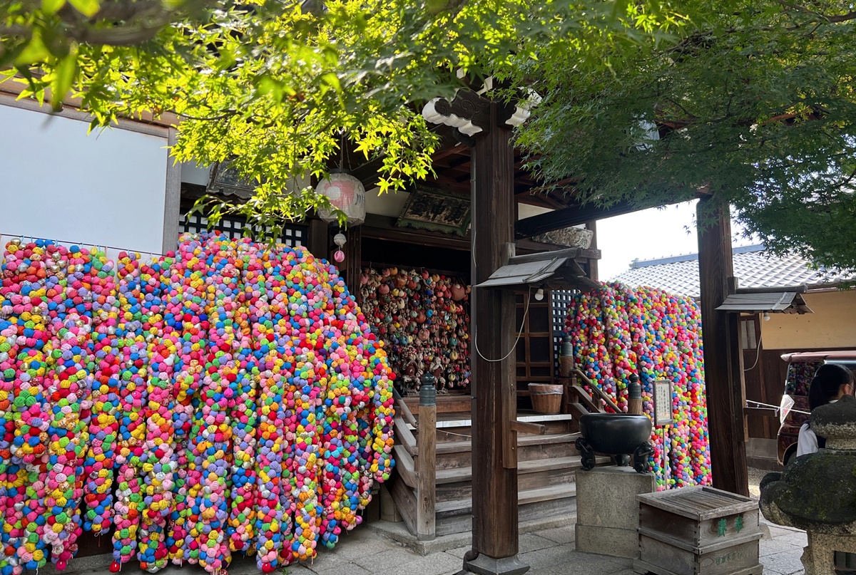 京都穿和服拍美照一定會來的神社！京都東山大黑山金剛寺 八坂庚申堂與五顏六色的くくり猿的願望猴牆 @。CJ夫人。