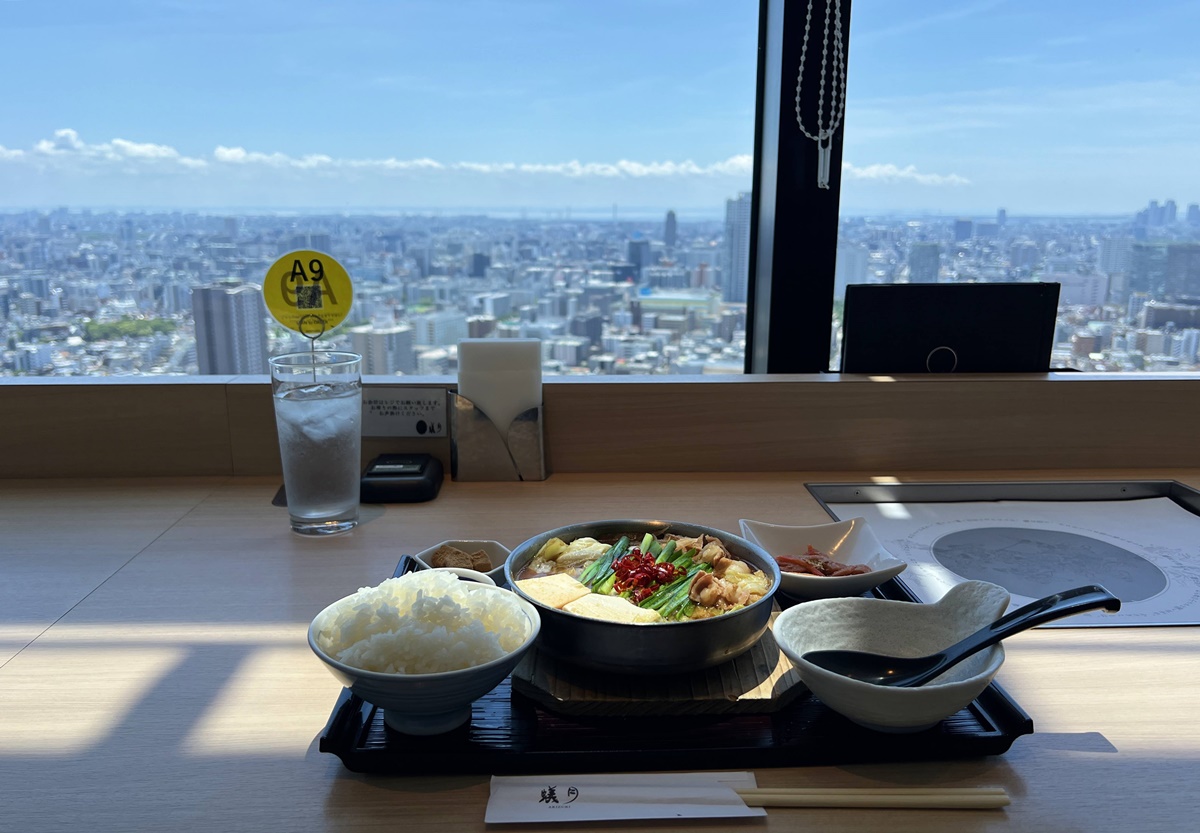 高空之上的美食時光！東京晴空塔31樓挑高景觀窗的單人鍋物套餐｜發跡東京惠比壽的博多牛腸鍋名店 蟻月（arizuki）東京晴空塔店 @。CJ夫人。