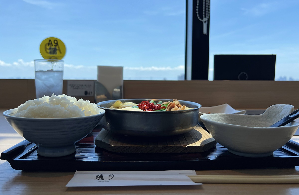 高空之上的美食時光！東京晴空塔31樓挑高景觀窗的單人鍋物套餐｜發跡東京惠比壽的博多牛腸鍋名店 蟻月（arizuki）東京晴空塔店 @。CJ夫人。