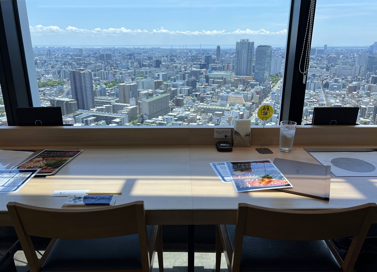 高空之上的美食時光！東京晴空塔31樓挑高景觀窗的單人鍋物套餐｜發跡東京惠比壽的博多牛腸鍋名店 蟻月（arizuki）東京晴空塔店 @。CJ夫人。