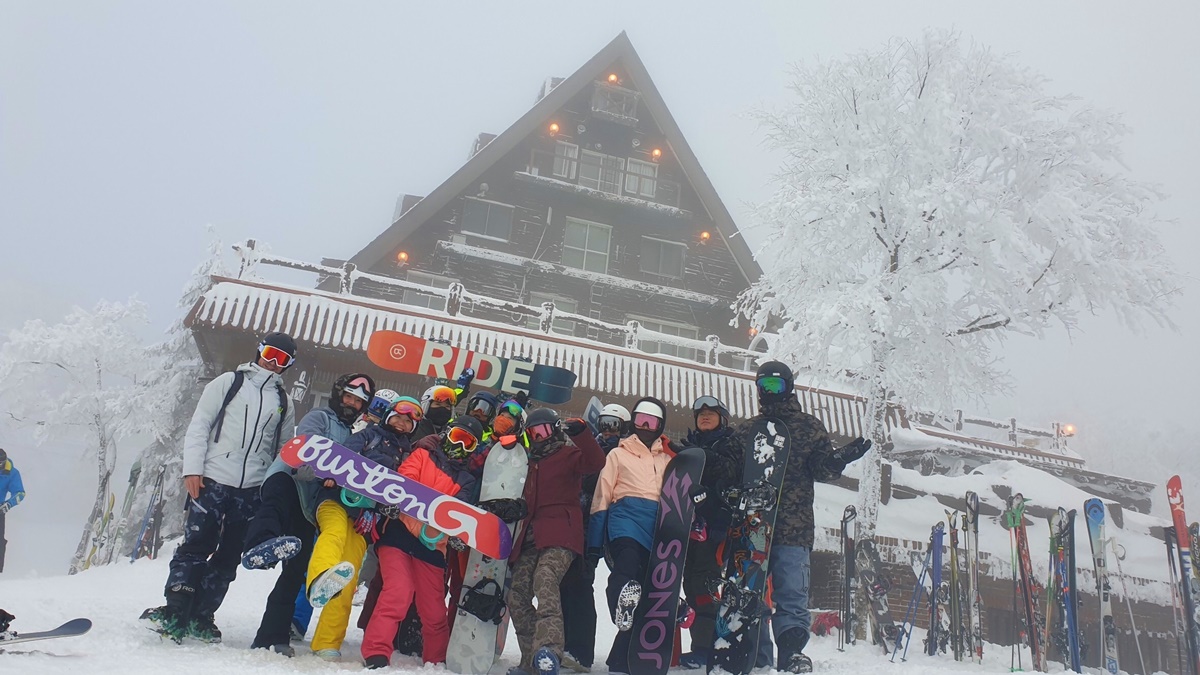 以木屋建築、壁爐、巨無霸牛排和雪地景觀交織而成的溫馨庇護所｜日本東北山形藏王滑雪場三五郎小屋，雪季期間，只能搭纜車與滑雪才能到唷！ @。CJ夫人。