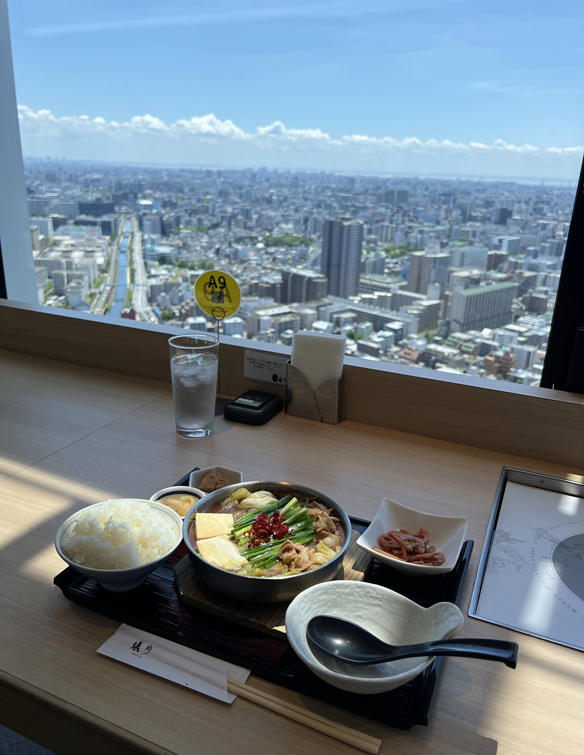 高空之上的美食時光！東京晴空塔31樓挑高景觀窗的單人鍋物套餐｜發跡東京惠比壽的博多牛腸鍋名店 蟻月（arizuki）東京晴空塔店 @。CJ夫人。