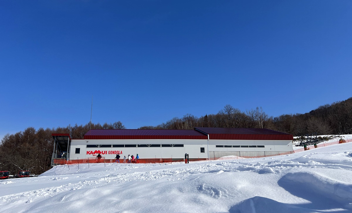 日本北海道旭川神居滑雪場（Kamui Ski Links）自助滑雪攻略！北海道自助滑雪者的必推聖地，長距離、連續彎道、未壓雪樹林區你都找得到！ @。CJ夫人。