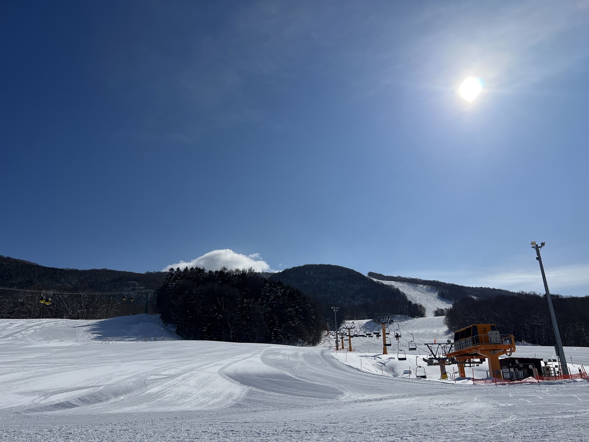 日本北海道旭川神居滑雪場（Kamui Ski Links）自助滑雪攻略！北海道自助滑雪者的必推聖地，長距離、連續彎道、未壓雪樹林區你都找得到！ @。CJ夫人。