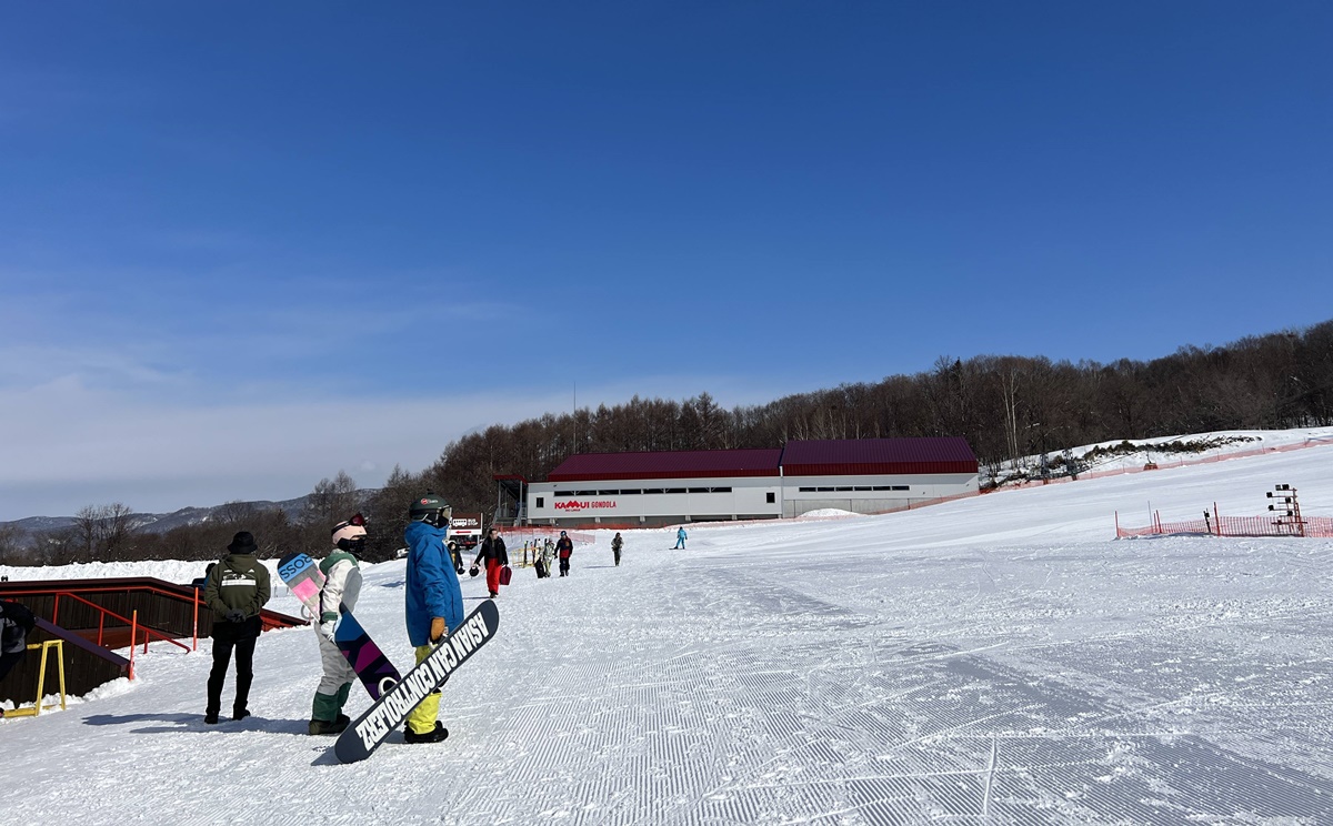 日本北海道旭川神居滑雪場（Kamui Ski Links）自助滑雪攻略！北海道自助滑雪者的必推聖地，長距離、連續彎道、未壓雪樹林區你都找得到！ @。CJ夫人。