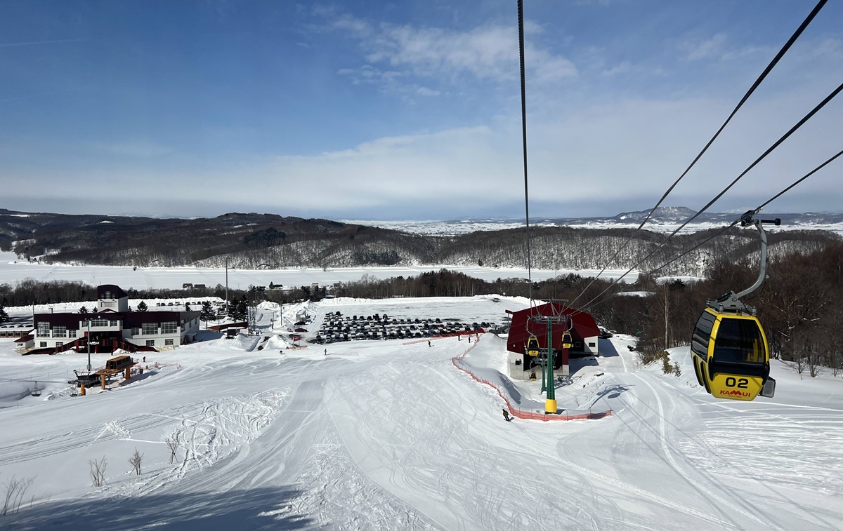 日本北海道旭川神居滑雪場（Kamui Ski Links）自助滑雪攻略！北海道自助滑雪者的必推聖地，長距離、連續彎道、未壓雪樹林區你都找得到！ @。CJ夫人。