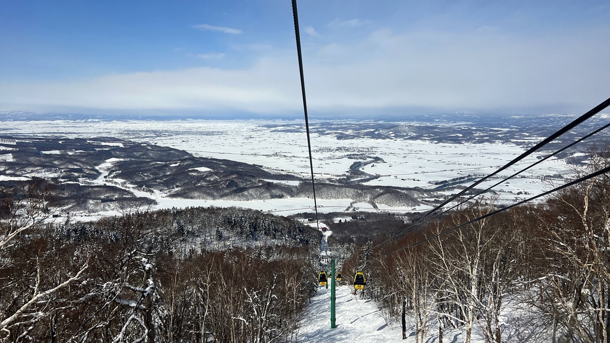 日本北海道旭川神居滑雪場（Kamui Ski Links）自助滑雪攻略！北海道自助滑雪者的必推聖地，長距離、連續彎道、未壓雪樹林區你都找得到！ @。CJ夫人。