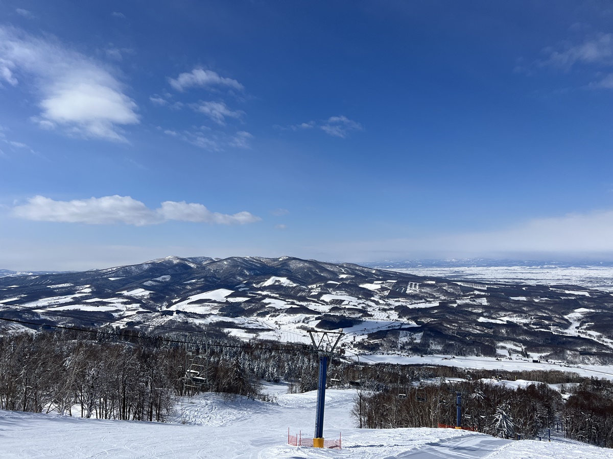 日本北海道旭川神居滑雪場（Kamui Ski Links）自助滑雪攻略！北海道自助滑雪者的必推聖地，長距離、連續彎道、未壓雪樹林區你都找得到！ @。CJ夫人。