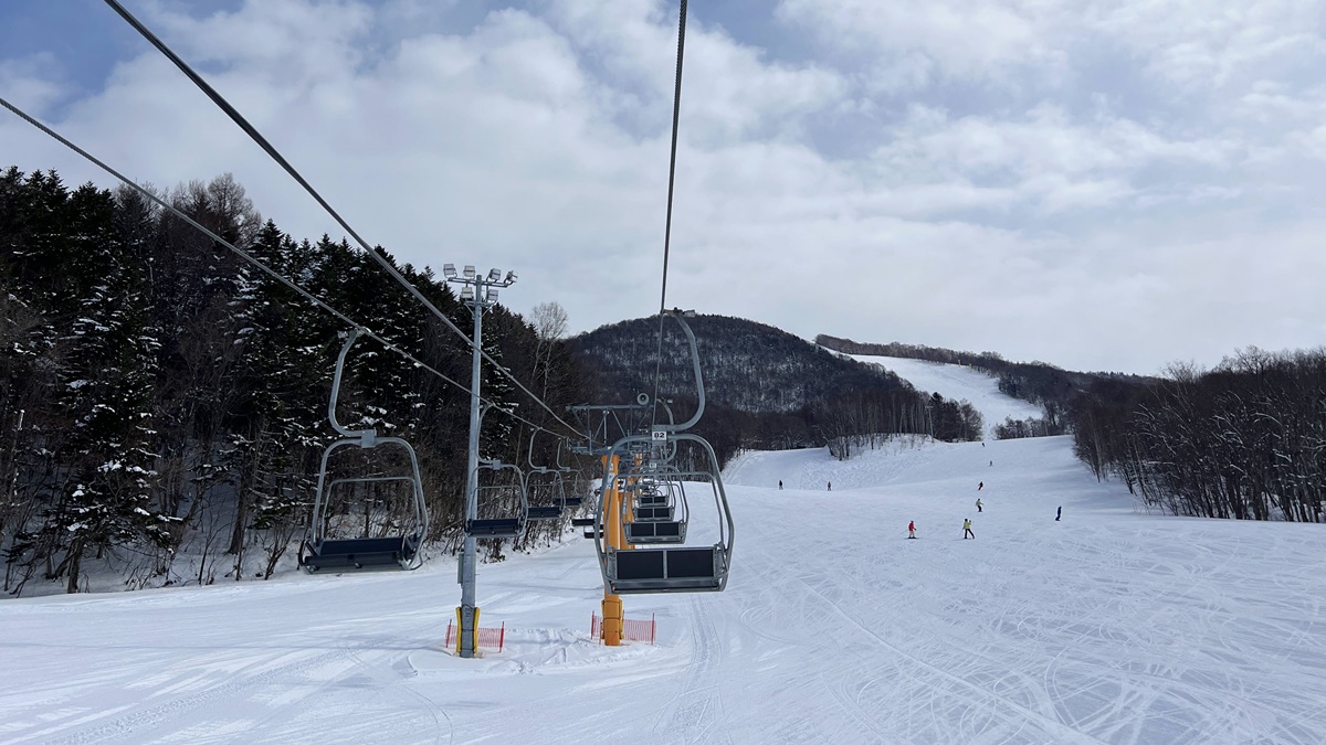 日本北海道旭川神居滑雪場（Kamui Ski Links）自助滑雪攻略！北海道自助滑雪者的必推聖地，長距離、連續彎道、未壓雪樹林區你都找得到！ @。CJ夫人。