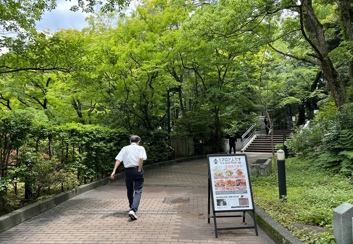 切換到另一種東京旅行節奏！前進早稻田大學探探東京藝文校園生活與玻璃屋校園食堂｜大隈庭園學生自助食堂／大隈ガーデンハウスカフェテリア（Okuma garden house） @。CJ夫人。