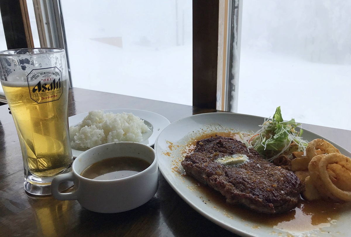 以木屋建築、壁爐、巨無霸牛排和雪地景觀交織而成的溫馨庇護所｜日本東北山形藏王滑雪場三五郎小屋，雪季期間，只能搭纜車與滑雪才能到唷！ @。CJ夫人。