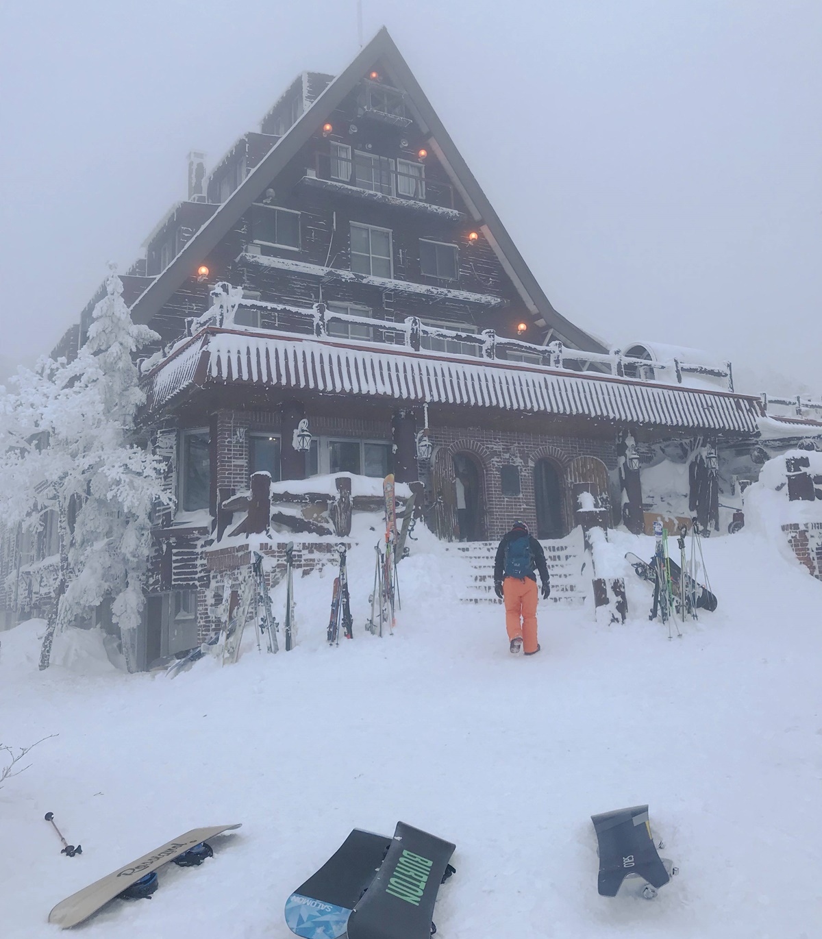 以木屋建築、壁爐、巨無霸牛排和雪地景觀交織而成的溫馨庇護所｜日本東北山形藏王滑雪場三五郎小屋，雪季期間，只能搭纜車與滑雪才能到唷！ @。CJ夫人。