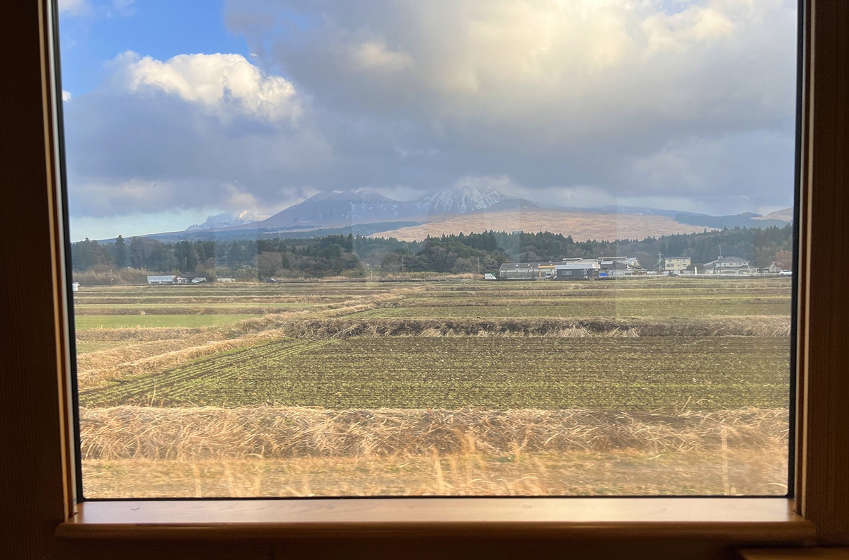 探訪熊本阿蘇山脈的闊綠與美地，宛如進入了一輛會移動的森林客廳｜JR九州觀光列車系列 往返熊本、阿蘇與宮地車站的翡翠 山翡翠對號觀光列車 @。CJ夫人。